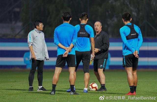  里昂启用U21小将收奇效，青春风暴掀翻老牌劲旅  